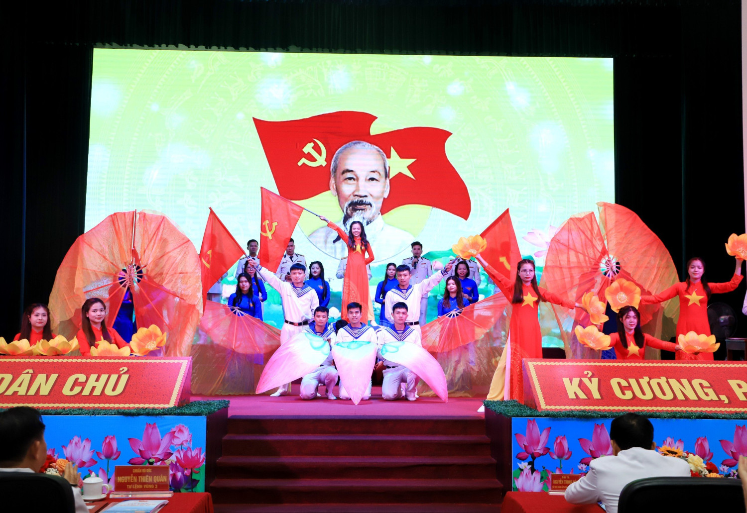 Chi đoàn nhà trường tham gia biểu diễn văn nghệ tại đơn vị kết nghĩa