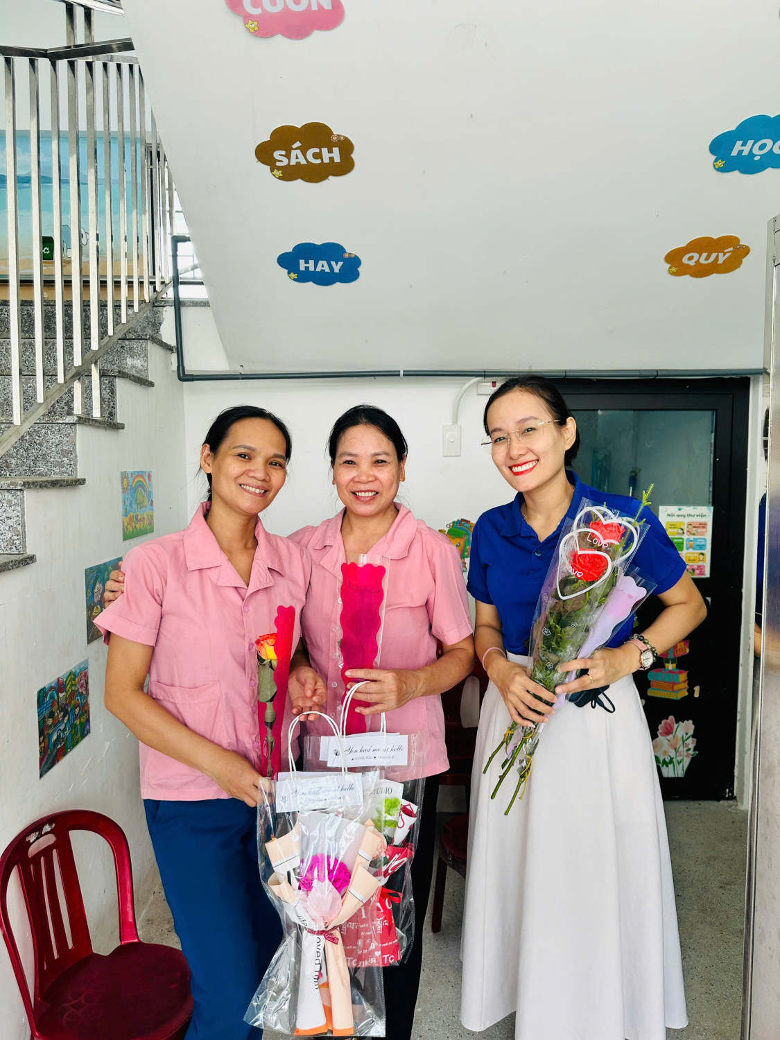 Chi đoàn Ngô Mây tặng hoa chúc mừng cho nhân viên nữ nhà trường nhân ngày Phụ nữ Việt Nam 20/10