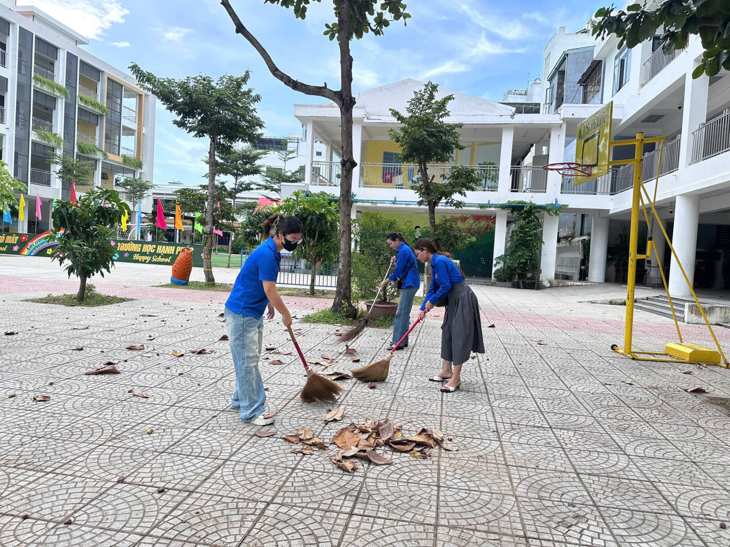 Chi đoàn ra quân dọn vệ sinh khuôn viên trường học