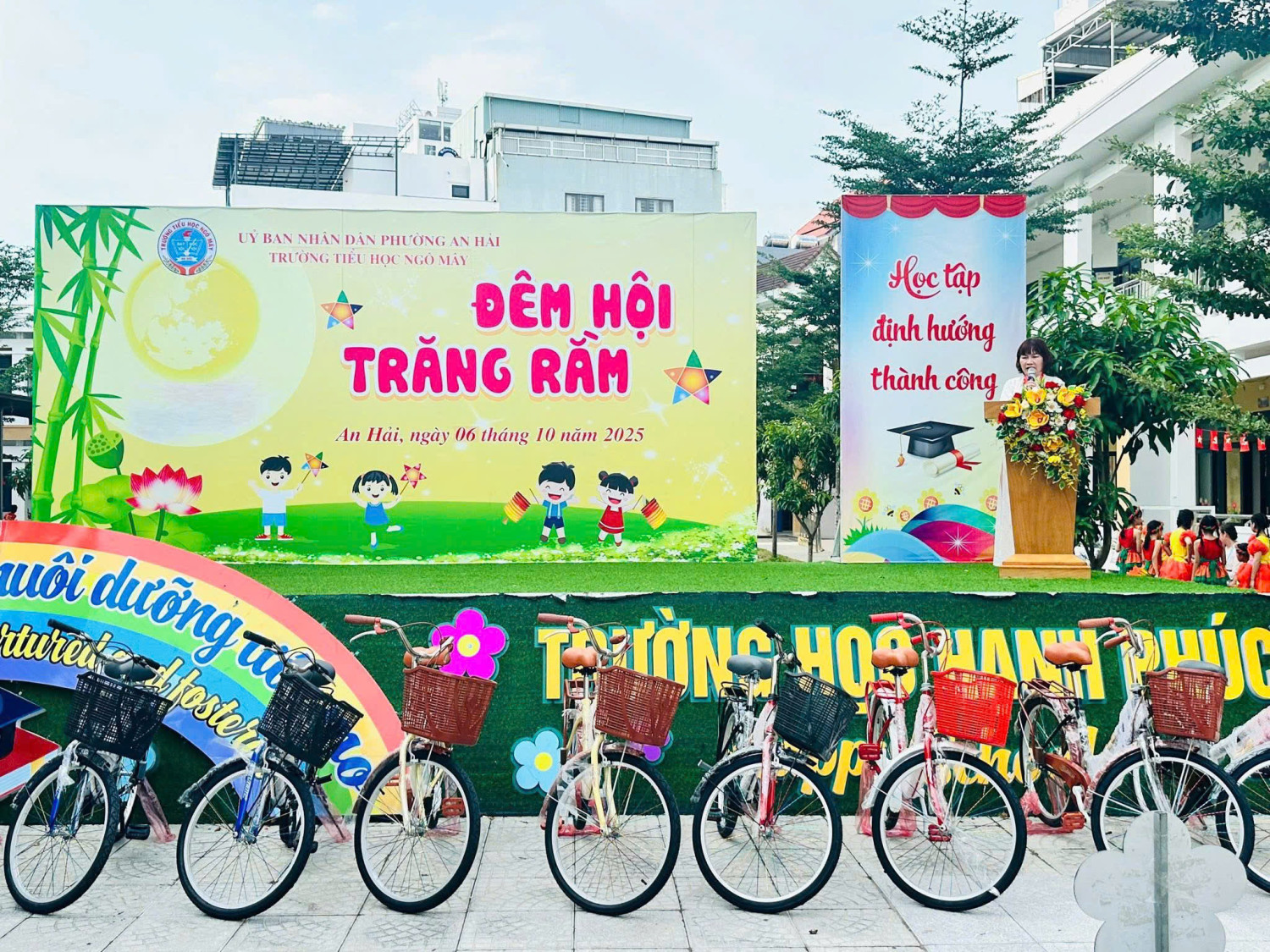 Tưng bừng ngày hội Trung thu cho học sinh trường tiểu học Ngô Mây