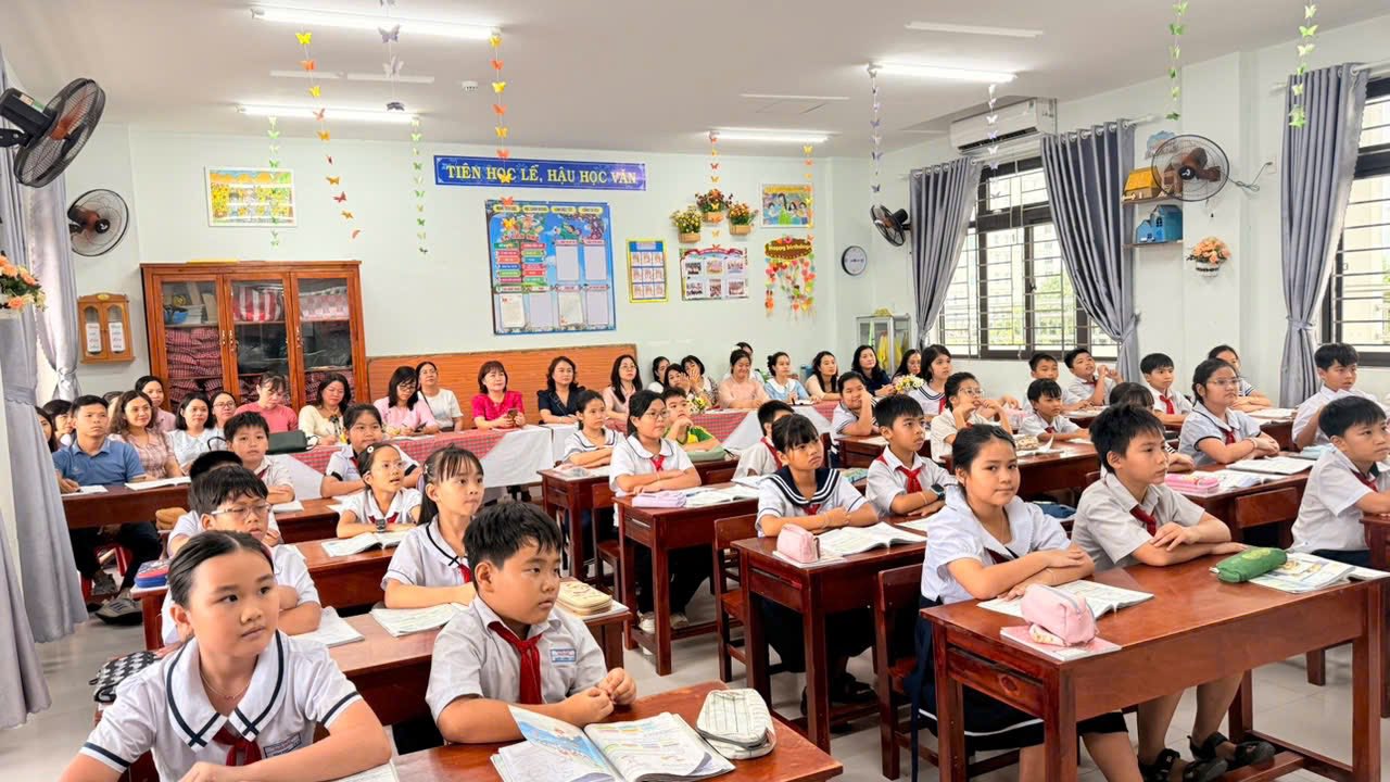 Sinh hoạt chuyên đề tháng 10 - Nâng cao chất lượng dạy học môn Tiếng Việt, phát huy tính sáng tạo của học sinh