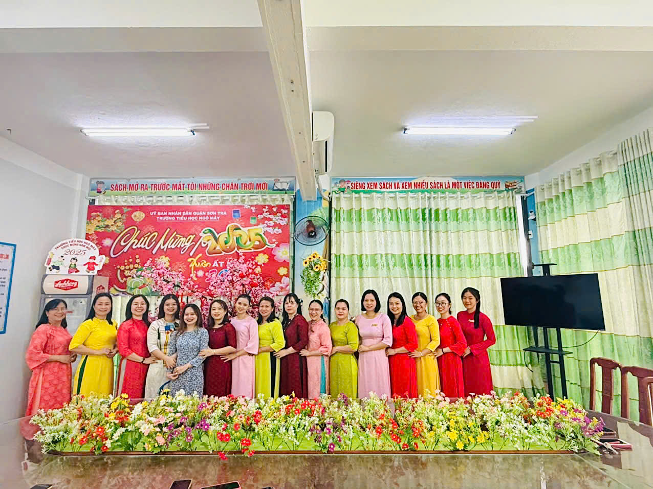 Vinh danh các cô đạt danh hiệu "Giáo viên chủ nhiệm giỏi" cấp quận, năm học 2024 - 2025