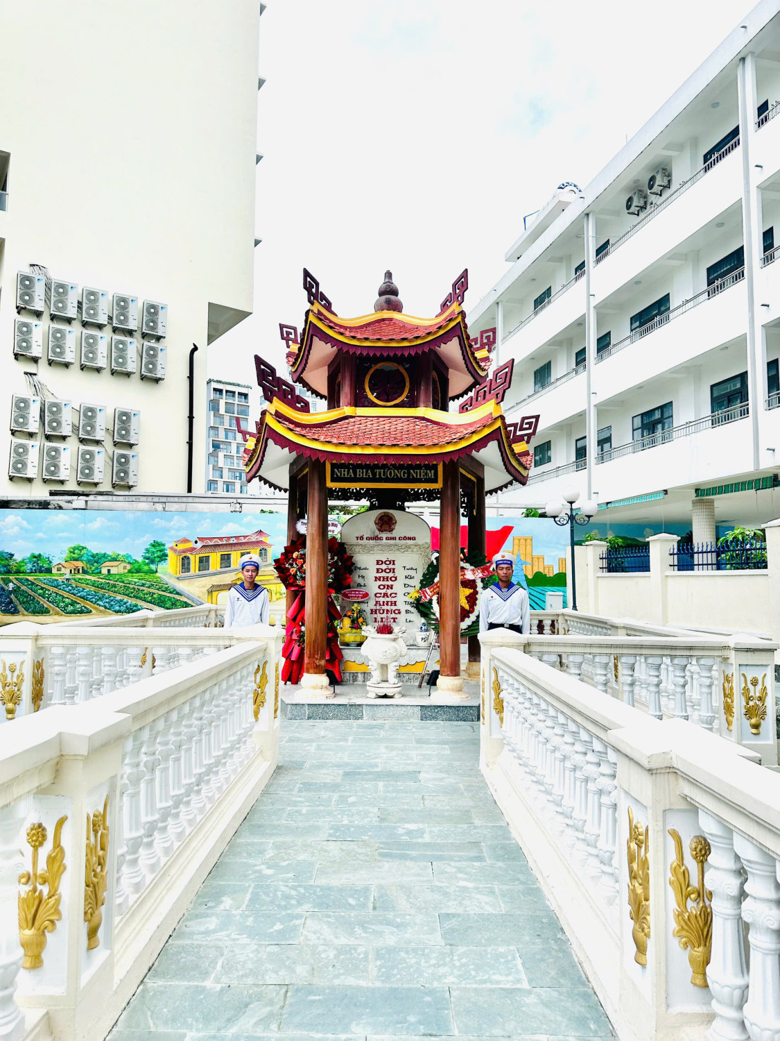 Dâng hương tại Đài tưởng niệm nhân Kỷ niệm 78 năm Ngày Thương binh - Liệt sĩ (27/7/1947 - 27/7/2025)