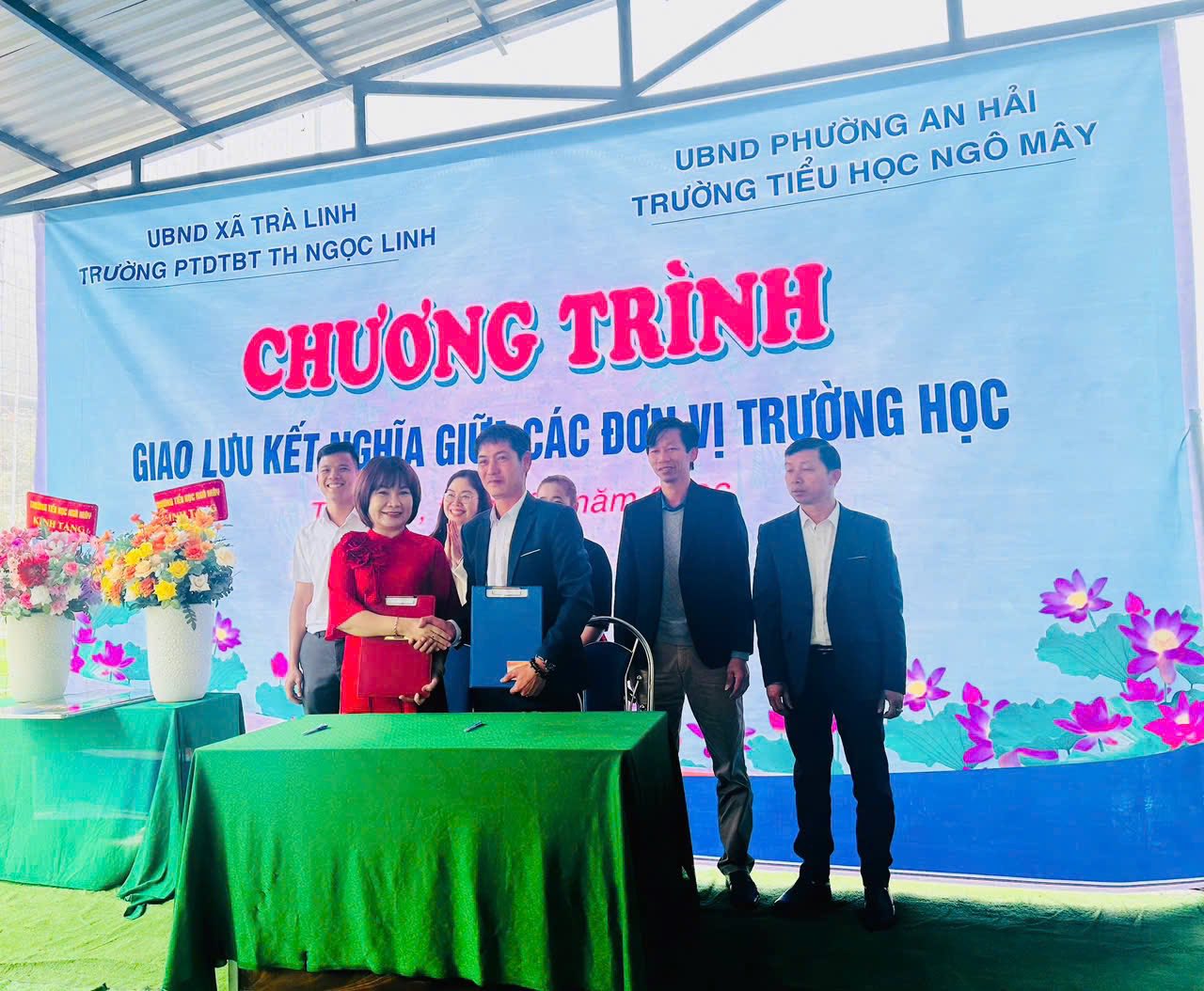 Lễ kết nghĩa với Trường TPDTBT Tiểu học Ngọc Linh
