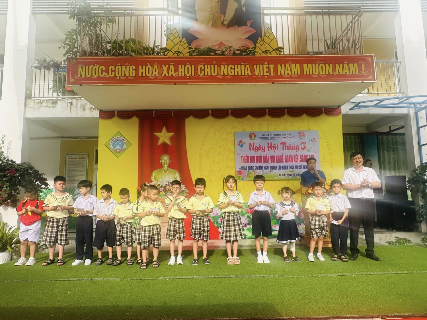 Hội Cựu chiến binh phường An Hải trao tặng thẻ Bảo hiêm tai nạn cho học sinh